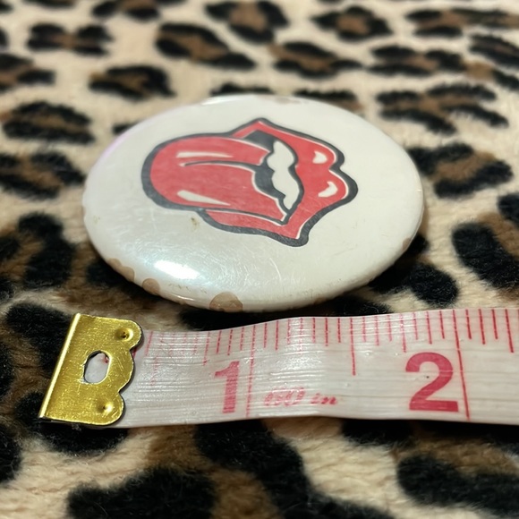 THE ROLLING STONES 🎸 Vintage Rock Pop Music Button Pin Pinback Mick Jagger Lips - Picture 9 of 10